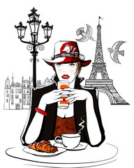 Paris - femme en vacances prenant son petit déjeuner