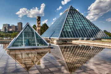 Poster Glazen piramides in Edmonton, Alberta, Canada © ronniechua