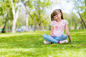 Fototapeta premium portrait of a girl in a park
