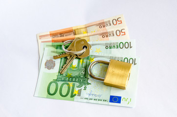 Euro Geldscheine mit Vorhaengeschloss und Schluessel auf weiss