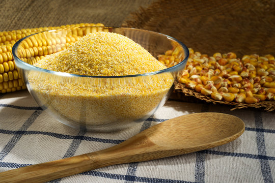 Maize and cornmeal in glass bowl