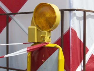 Absperrung in rot und weiß mit gelber Blinkleuchte im Sommer bei den Golden Oldies in Wettenberg...
