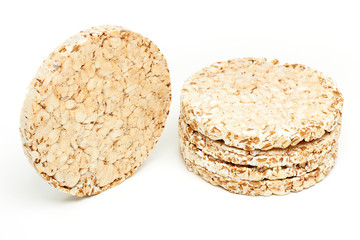 snack di cereali su sfondo bianco