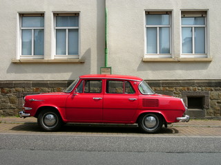 Rote Heckmotor Limousine der Sechziger Jahre aus der ehemaligen Tschechoslowakei im Sommer beim...