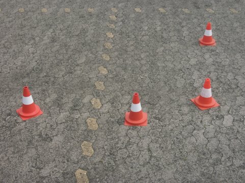 L&uuml;becker H&uuml;tchen oder Verkehrsleitkegel auf grauem Verbundpflaster im Sommer beim Oldtimertreffen Golden Oldies in Wettenberg Krofdorf-Gleiberg bei Gie&szlig;en in Hessen