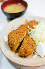 Deep fried pork with cabbage set