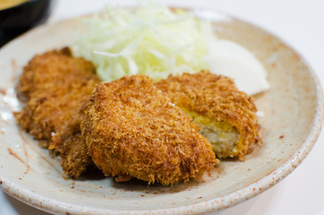 Deep fried pork with cabbage set