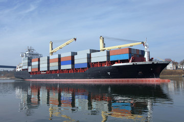 Containerschiff mit Kränen