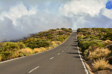 Straße durch das Gebirge Teneriffas
