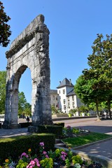 Fototapeta na wymiar Campanus Bogen mit Rathaus in Aix-les-Bains
