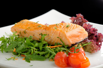 Healthy fish cuisine : baked pink salmon steaks on salad
