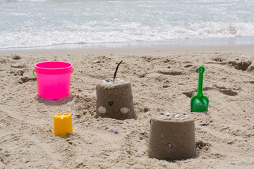 figure sand and shovel