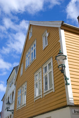 gelbes skandinavisches haus in bergen, norwegen