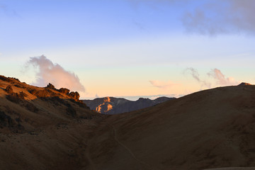 Fototapeta na wymiar Abenddämmerung am Vulkan Teide auf Teneriffa