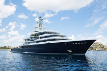 Fototapeta na wymiar Luxus: Megagroße Yacht am Meer - Konzept Reichtum
