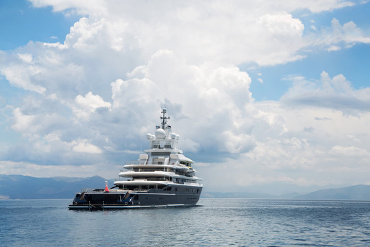 Mega Luxus Yacht am Meer als maritimer Hintergrund
