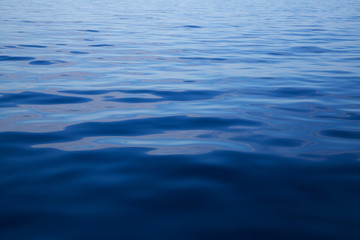 Tiefe blaue See: Hintergrund maritim mit Wellen am Meer
