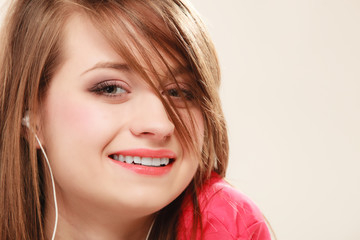 Naklejka premium Girl with white headphones listening to music