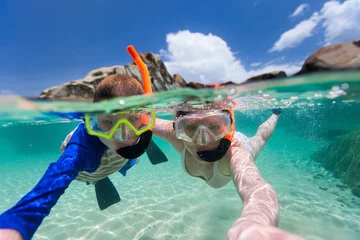 Foto op Aluminium Family snorkeling in tropical water © BlueOrange Studio