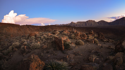 Abenddämmerung über dem Teide Nationalpark auf Teneriffa