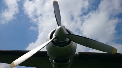 Flugzeug Propeller und Himmel