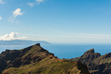 Fototapeta na wymiar Blick zur Insel La Gomera über das Gebirge Teneriffas