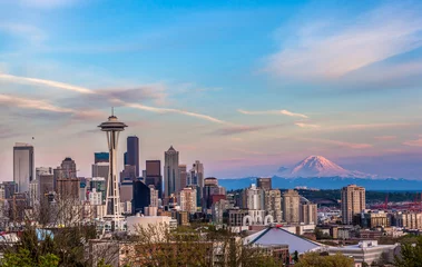 Photo sur Plexiglas Lieux américains Skyline du centre-ville de Seattle et Mt. Rainier au coucher du soleil. Washington