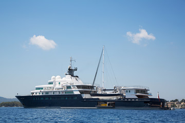 Fototapeta na wymiar Mega Motoryacht mit Segelboot und Motorboot an Bord