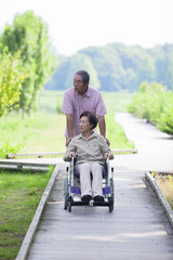 Fototapeta na wymiar 車椅子で散歩をする夫婦