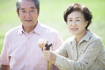 杖を握るシニア