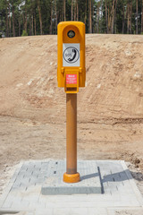 Freistehende Notrufsäule