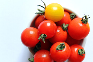 プチトマト_白背景アップ