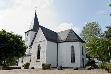 Fototapeta na wymiar Kirche Lieberhausen-Bunte Kerke