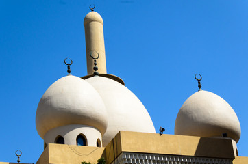 Runde Kuppeln einer Moschee vor blauem Himmel Dubai VAE