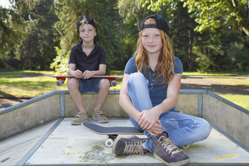 Zwei Kinder mit Skateboard