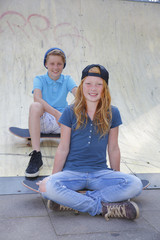 Zwei Kinder mit Skateboard
