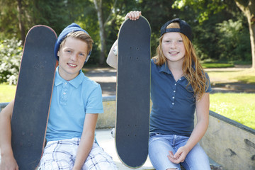 Zwei Kinder mit Skateboard