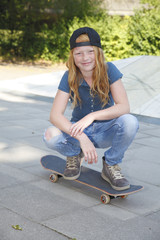 Junges Mädchen mit Skateboard