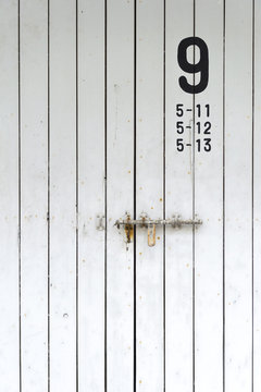 倉庫の扉