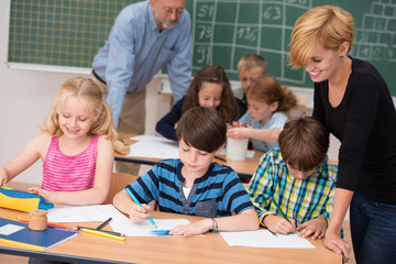 zwei lehrer betreuen eine grundschulklasse