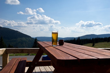 Bierglas vor blauem Himmel