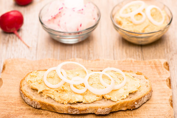 Scheibe Brot mit Obatzda