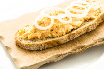 Brot mit Obadzda und Zwiebeln