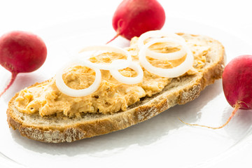 Brot mit Obatzter und Radischen