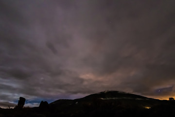 Roques de Garcia und Vulkan Teide auf Teneriffa bei Nacht