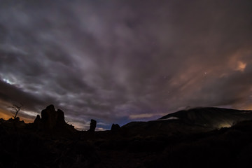 Roques de Garcia und Vulkan Teide auf Teneriffa bei Nacht