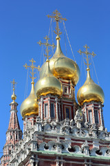 Золотые купола храма в Кадашах.