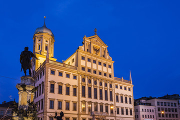 Fototapeta na wymiar Rathaus in Augsburg bei Nacht