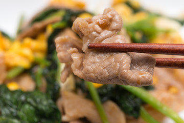 スクランブルエッグ 肉料理 牛肉 タマゴ ホウレン草 白背景