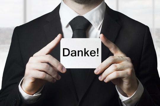 mann h&auml;lt Schild Danke